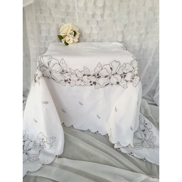 Vtg Linen Cutwork Tablecloth Floral Embroidered Cream Country Farm House 56 x 70 - Picture 1 of 7